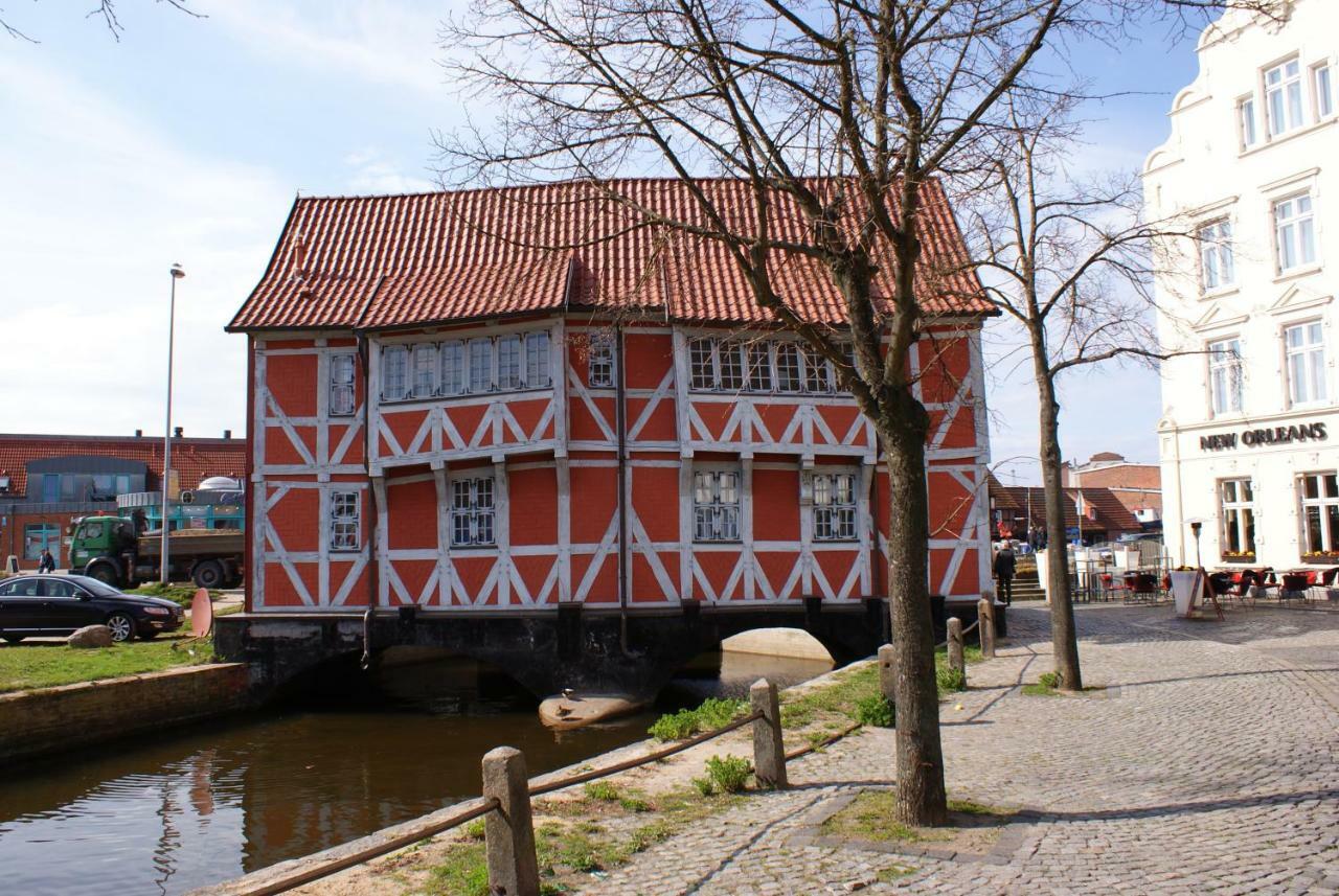 Stadtvilla Bruegemann Mit Terrasse & Parkplatz - Abc136 By Abcwismar Exterior photo