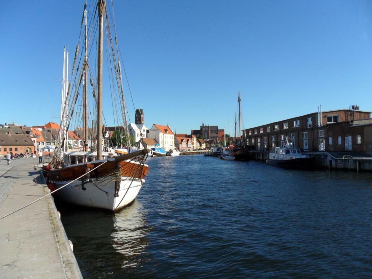Stadtvilla Bruegemann Mit Terrasse & Parkplatz - Abc136 By Abcwismar Exterior photo